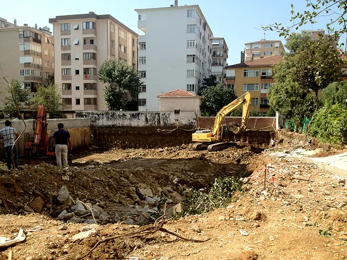 Apartmanlar arasındaki arsada hafriyat