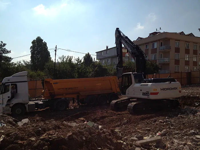 Hidromek 220 ekskavatör ve damperli kamyon