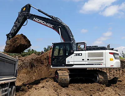 Hidromek ekskavatörün kamyona toprak yüklemesi