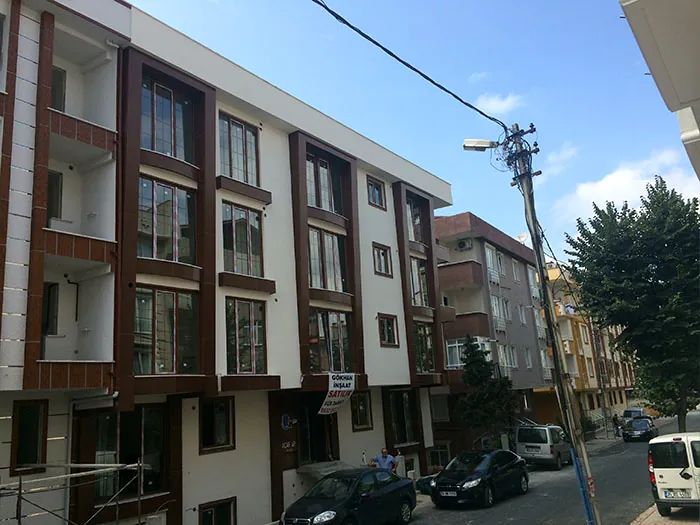 Tamamlanmış konut binası, sokaktan görünüm