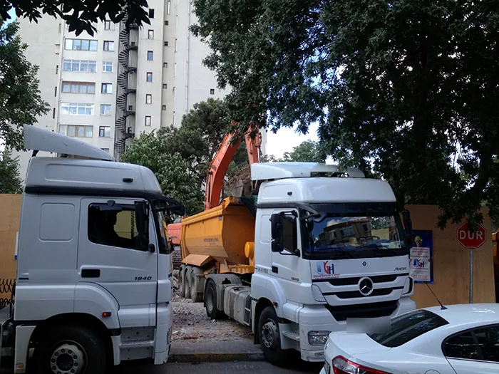Firmaya ait logolu Mercedes damperli kamyonlar