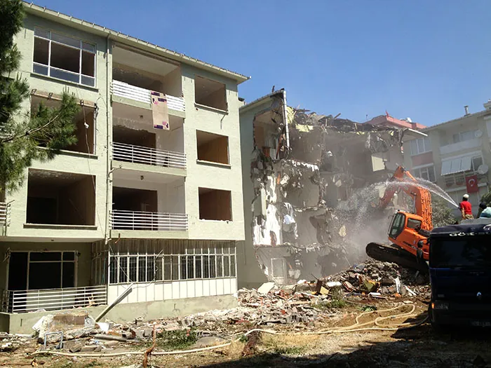Ekskavatörün eski bir apartmanı yıktığı şantiye