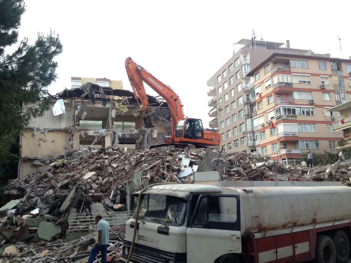 Apartmanlar arasında kentsel dönüşüm yıkımı